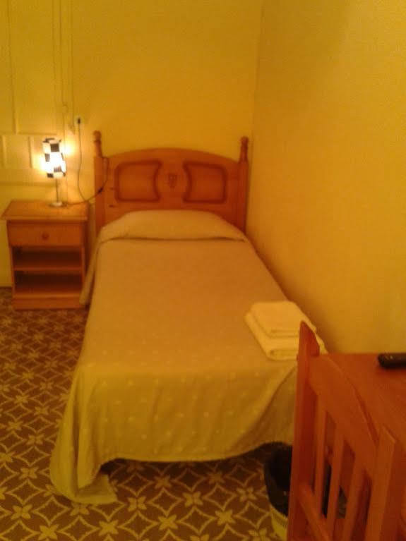 Hostal Santa Teresa Reus Exteriör bild