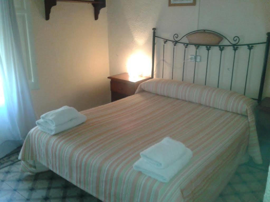 Hostal Santa Teresa Reus Exteriör bild